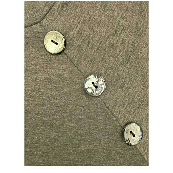 Plus size button blouse with pockets - Picture 4 of 6